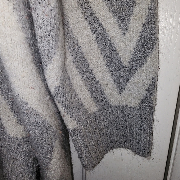 Chevron Patterned Sweater - Picture 1 of 6